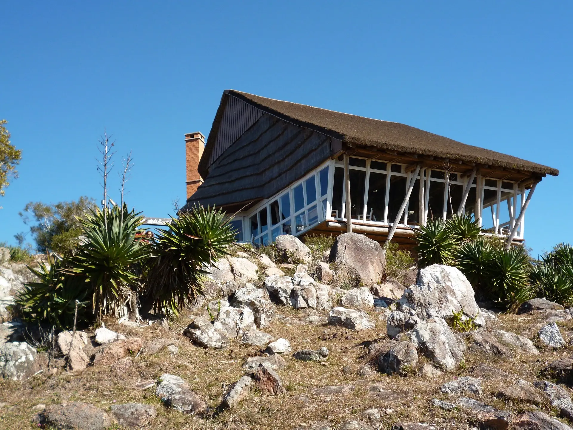 El Ventorrillo de la Buena Vista sobre las rocas de Villa Serrana